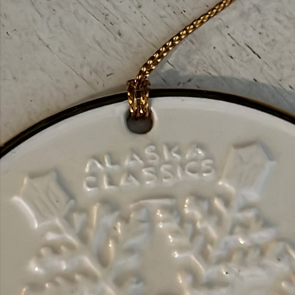 C Alan Johnson Alaska Classics Porcelain 1985 Christmas ornament - Picture 7 of 8